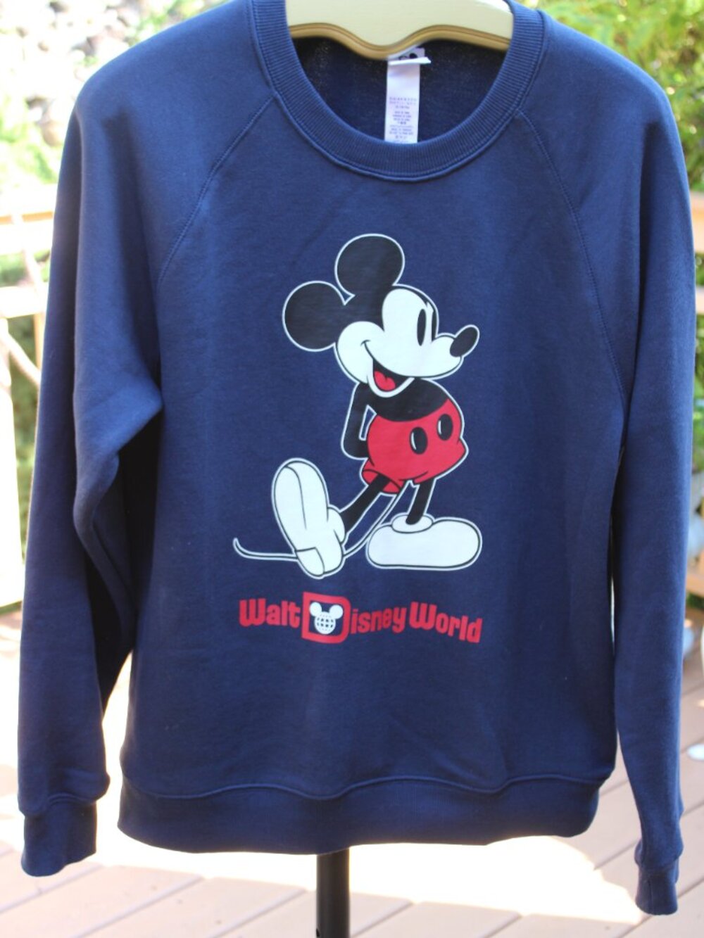 The Disney Adult SZ L Sweatshirt features a classic Mickey Mouse design in navy